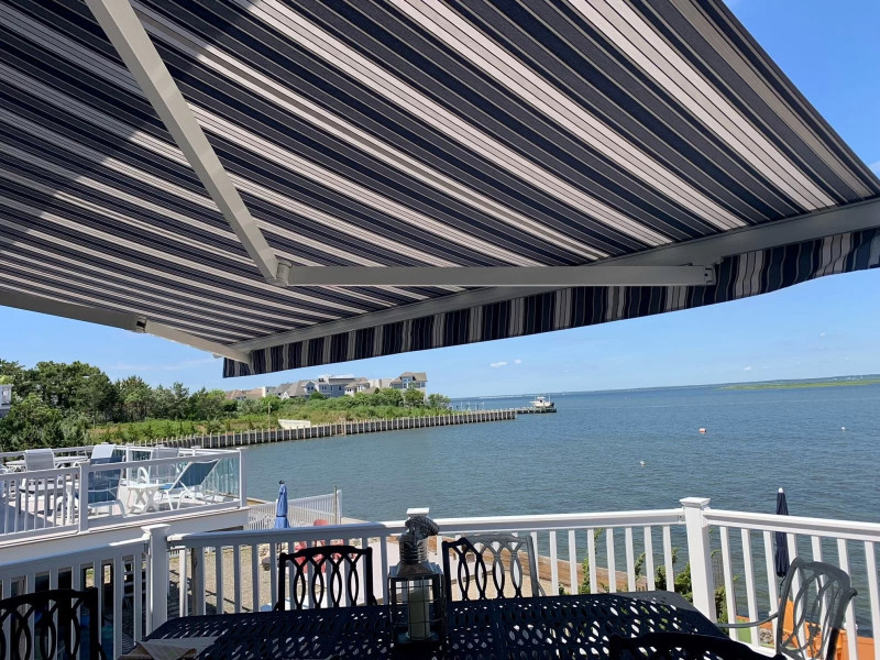 Könyökkaros napellenző